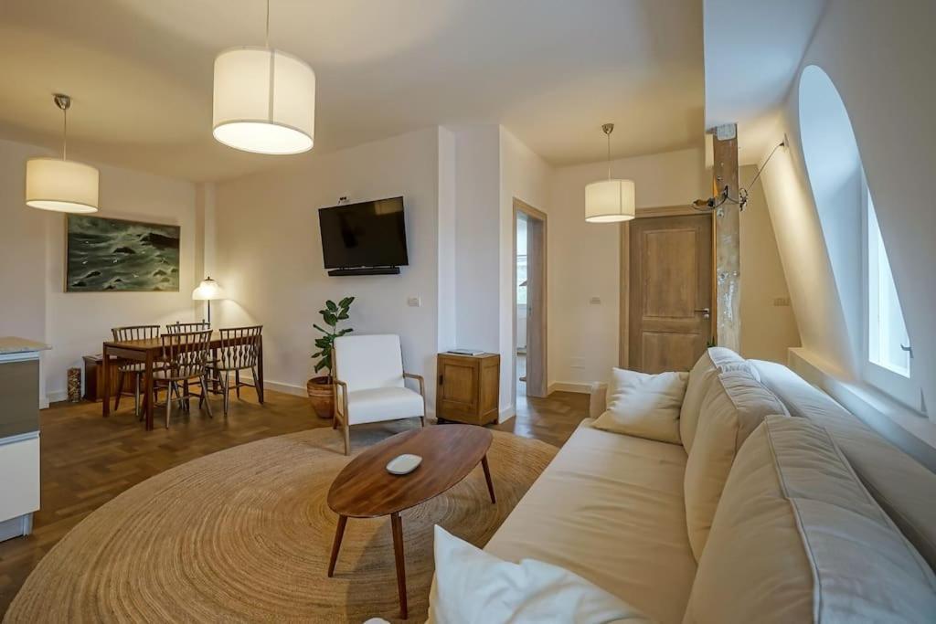 Central Apartment - Nido'S Area Bukarest Kültér fotó